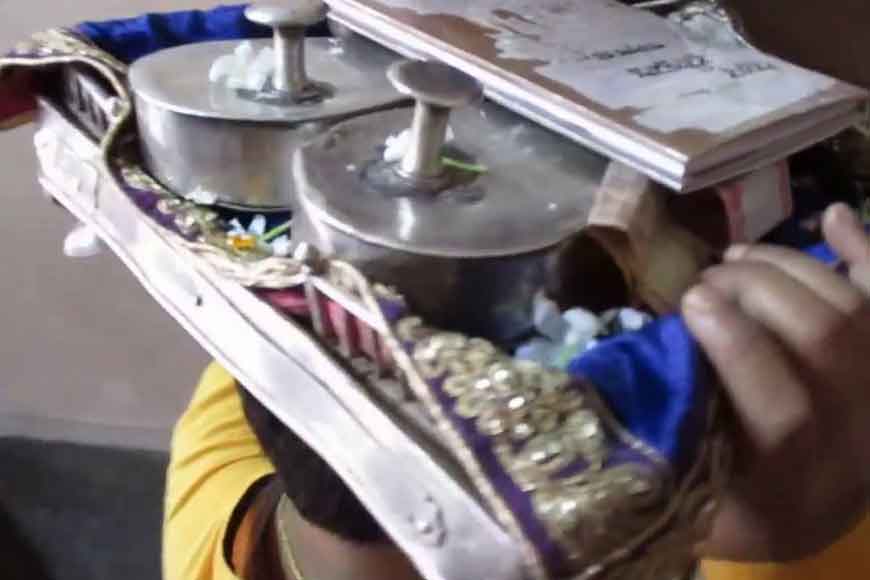 Chaitanya Dev&rsquo;s slippers travel to Bangladesh from Nabadwip
