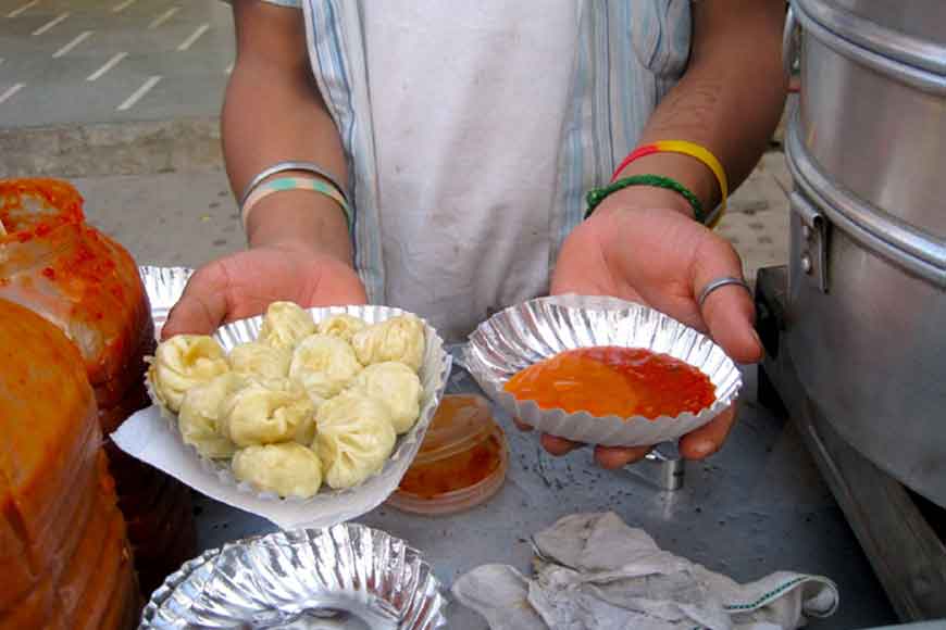 Let&rsquo;s have some street momos of Kolkata
