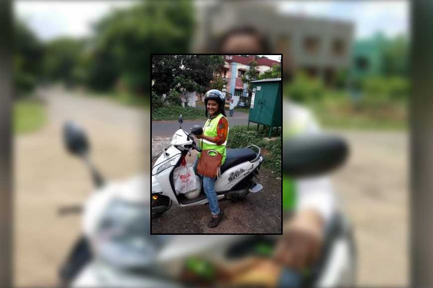 Meet &lsquo;Housewife&rsquo; Sushmita, First Female Ola Bike Taxi Driver of Durgapur!
