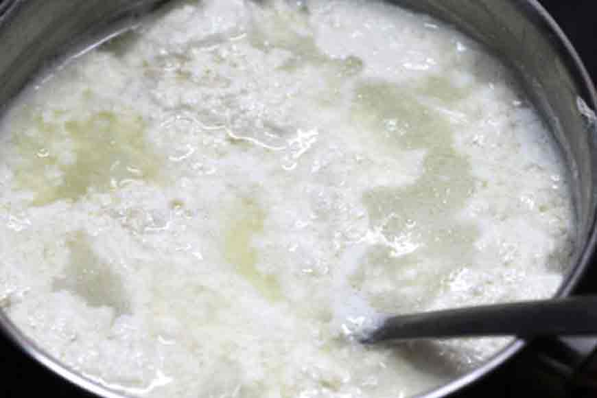 Who made Bengalis connoisseurs of sweets?
