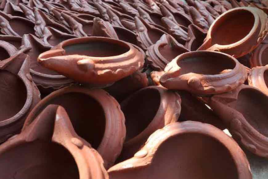 Raidighi housewives fight poverty, yet hold on to the art of &lsquo;Diya Making&rsquo;
