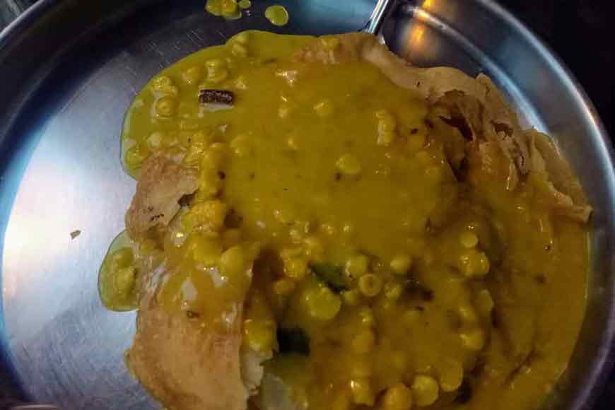 One of the last shops in Kolkata to sell the famous Dhakai Paratha!
