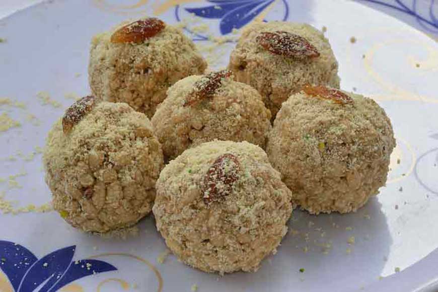 This winter savour Bengal&rsquo;s date palm jaggery through famous Joynagar Moa