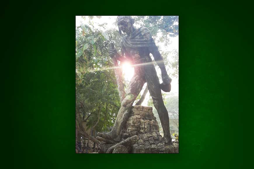 Significance of skull under Mahatma Gandhi&rsquo;s feet in Ramkinkar statue
