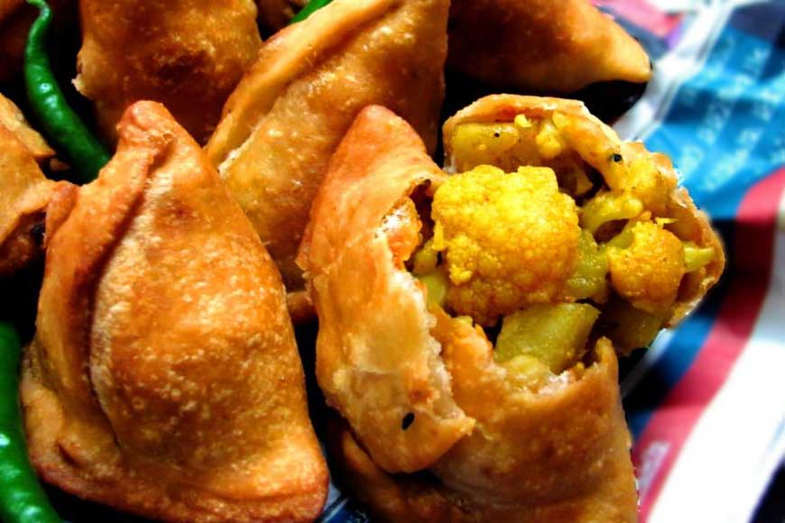 Where do you get the season&rsquo;s best phoolkopir shingara in Kolkata?
