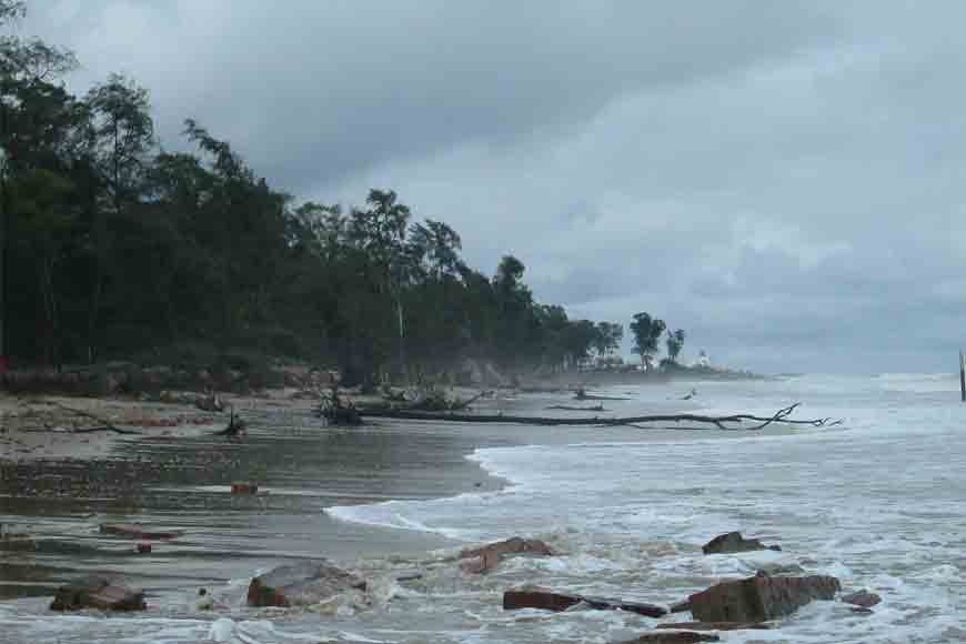 Monsoon dip at Bengal&rsquo;s fishing harbour Shankarpur